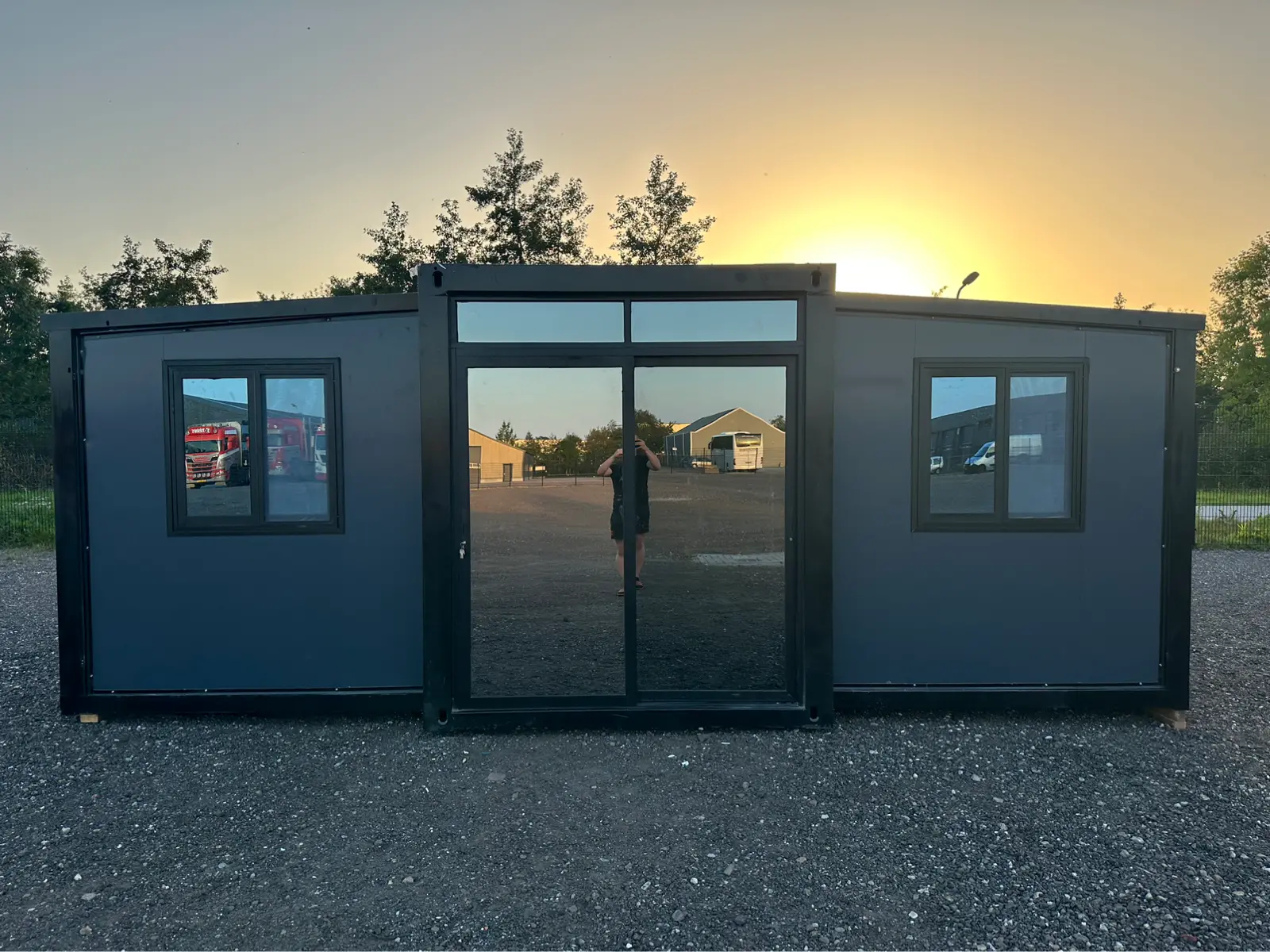 dab923_e329fdb206b04789b4e21fa051d78a04mv2.webp Wohncontainer Tiny House Luxe Schwarz – Bild 2